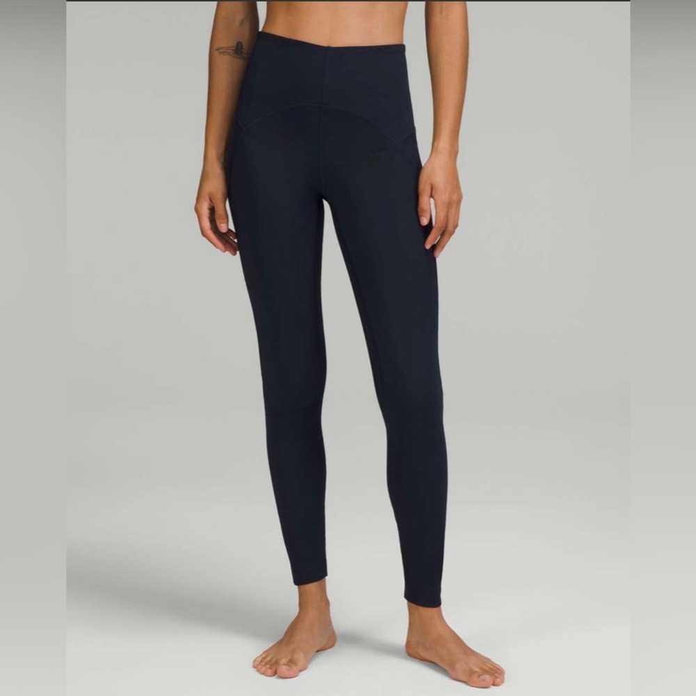 Lululemon Back-Zip High-Rise Paddle Tight 28"
Leggings True Navy size 4